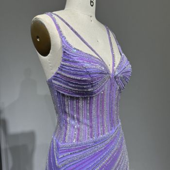The (side) bodice of this dress - ​​this double-strap, high-slit evening gown in cool-toned lilac